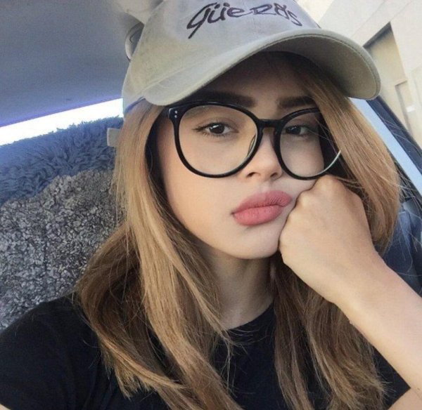 Девушка с очками