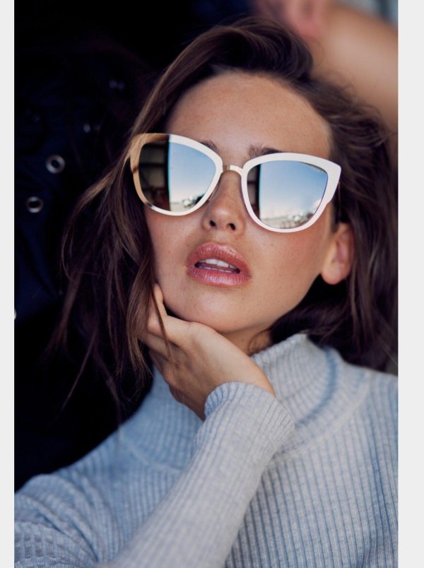 Девушка с очками