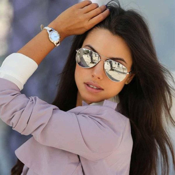 Девушка с очками