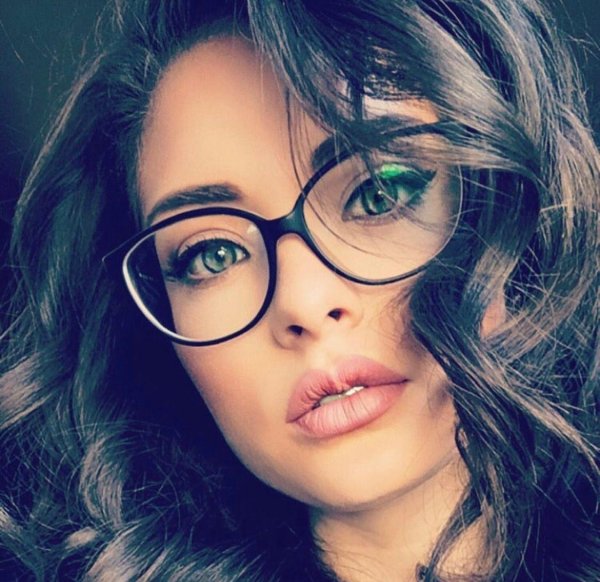 Девушка с очками