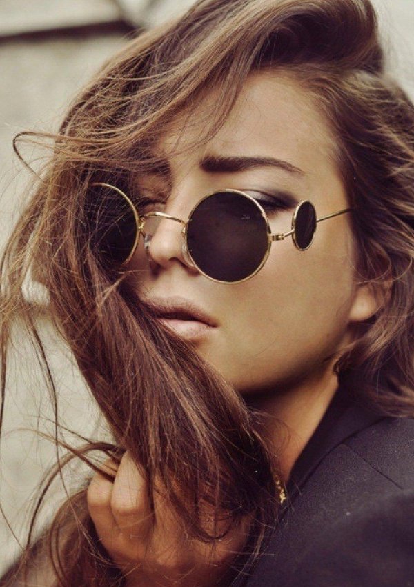 Девушка с очками