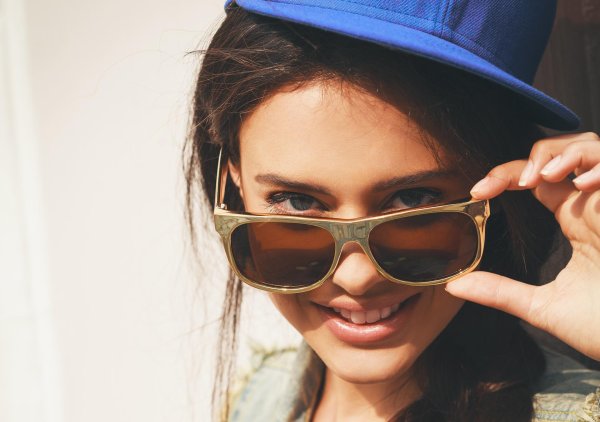 Девушка с очками