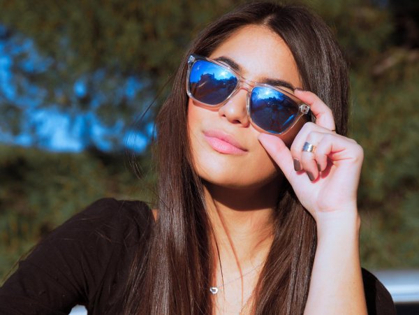 Девушка с очками