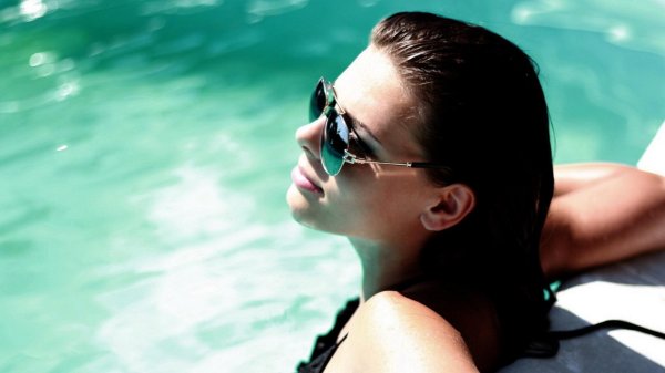 Девушка с очками