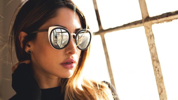 Девушка с очками