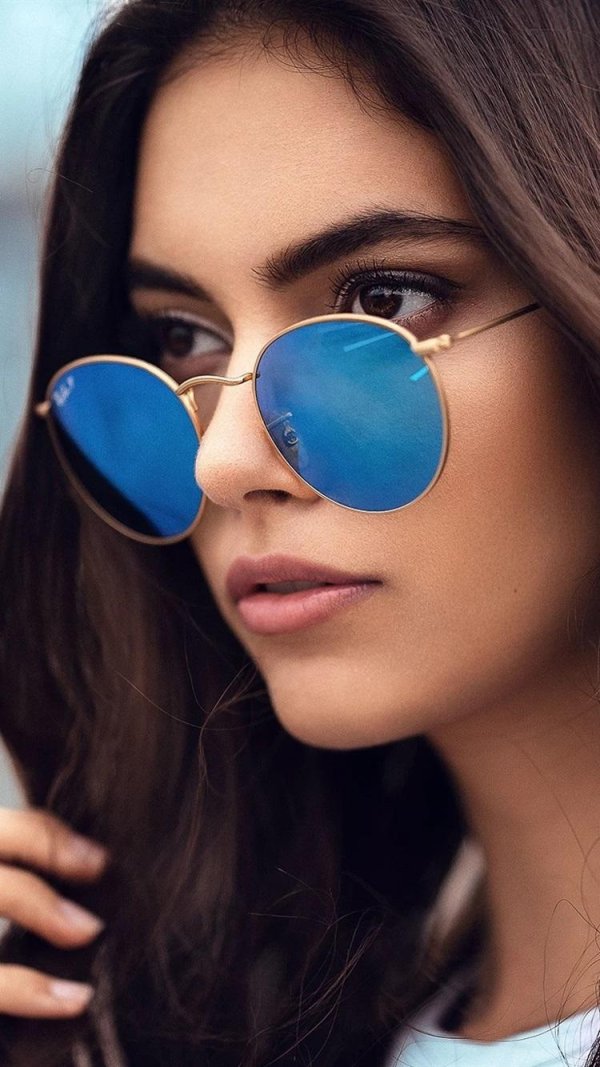 Девушка с очками