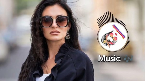 Девушка с очками