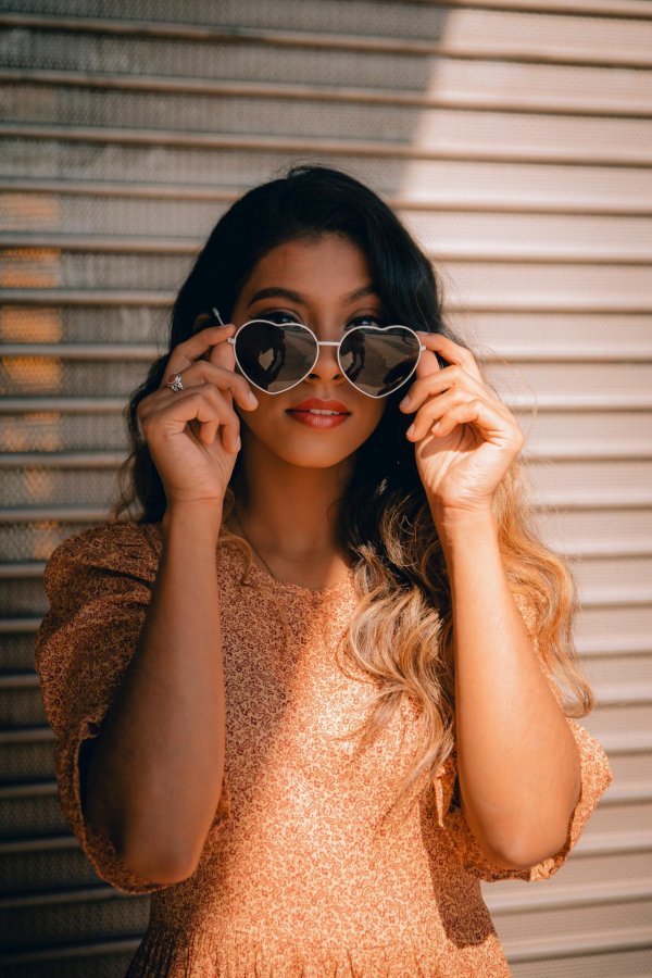 Девушка с очками