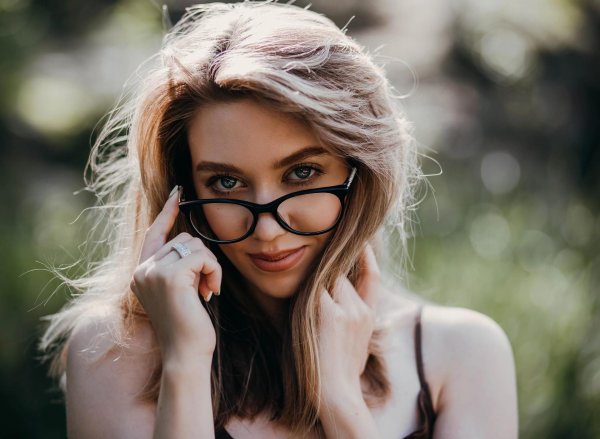 Девушка с очками