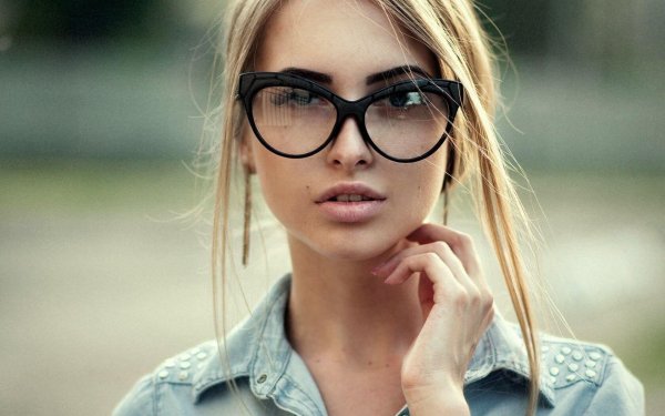 Девушка с очками
