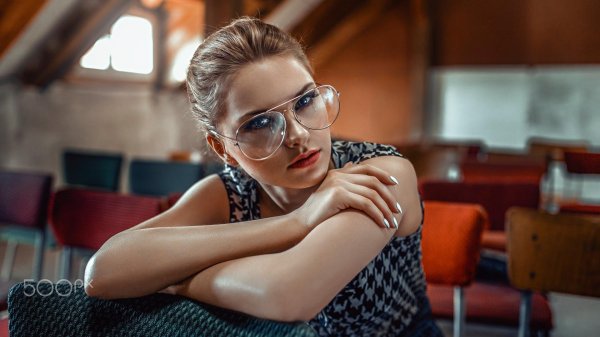 Девушка с очками