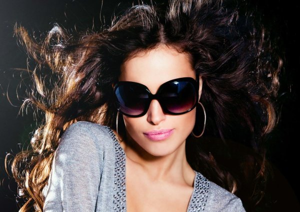 Девушка с очками