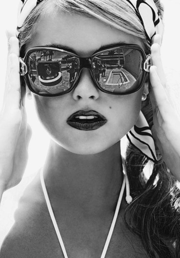 Девушка с очками