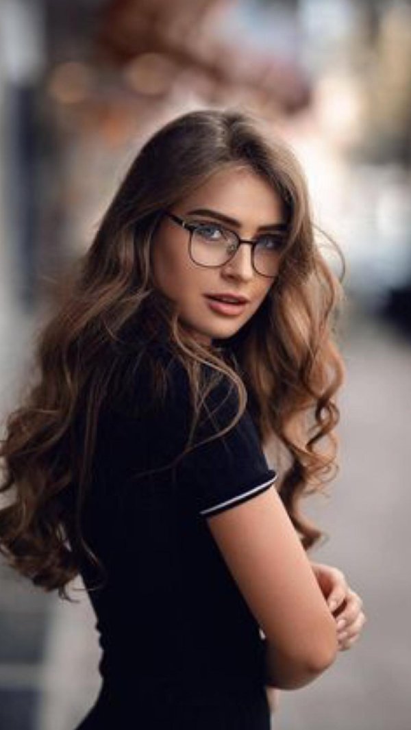Девушка с очками