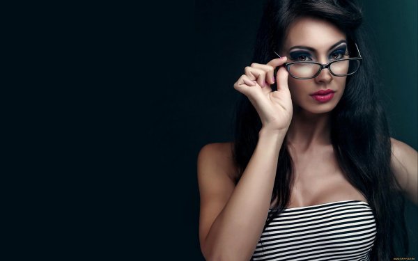 Девушка с очками