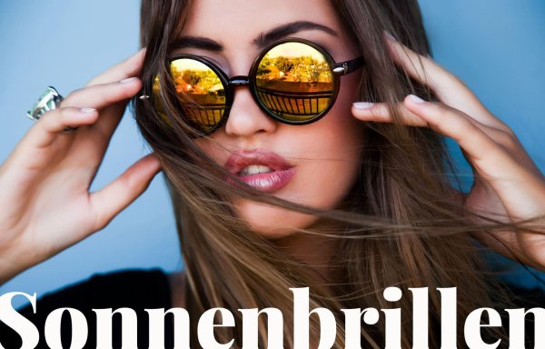 Девушка с очками