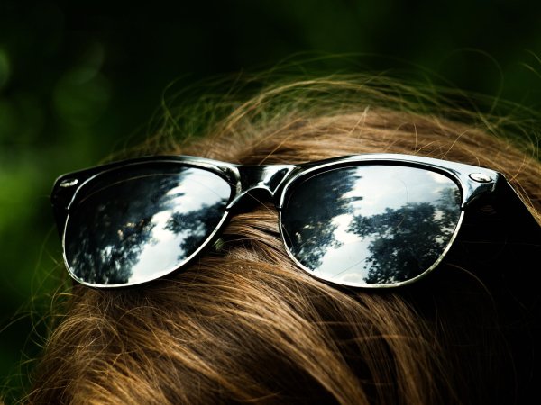 Девушка с очками