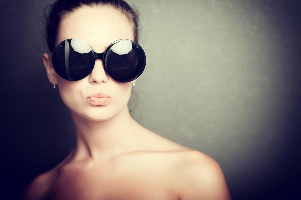 Девушка с очками