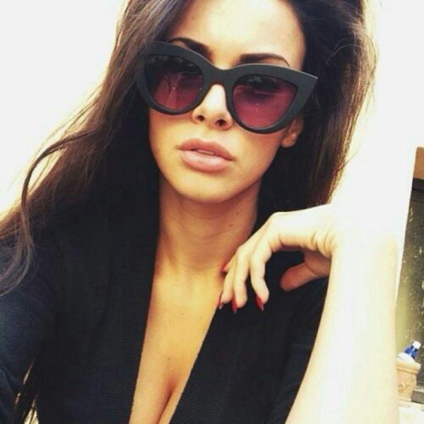 Девушка с очками