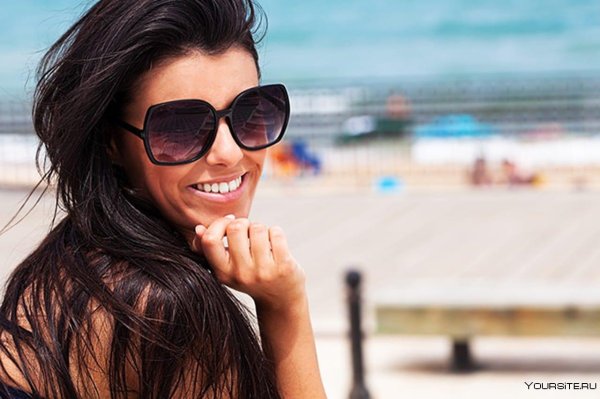 Девушка с очками