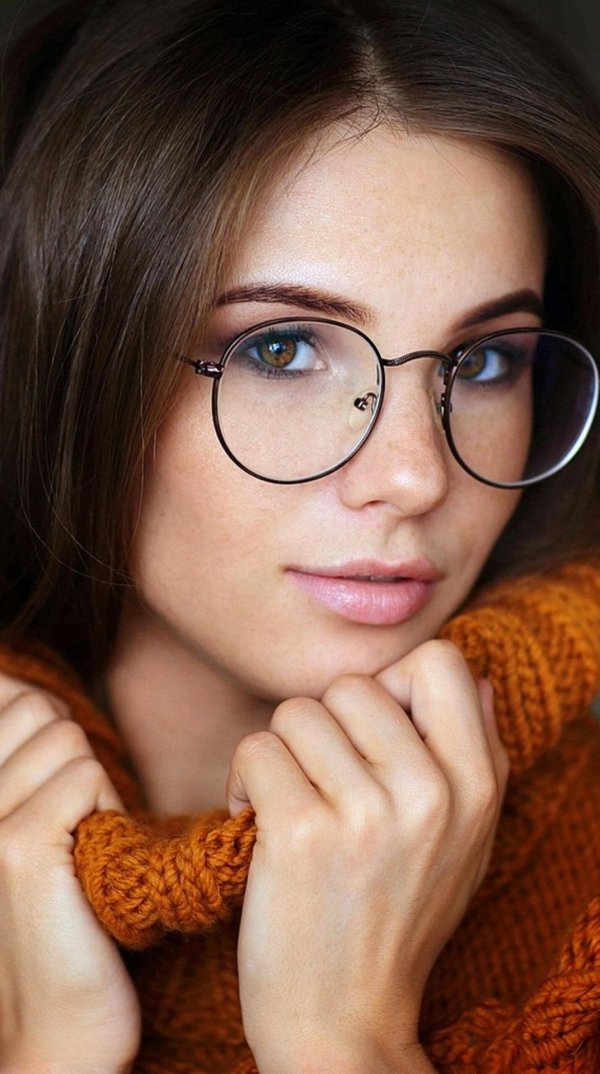 Девушка с очками