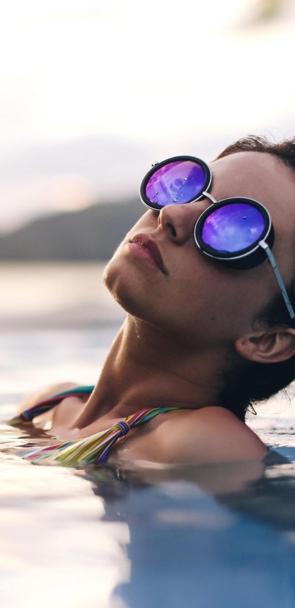 Девушка с очками