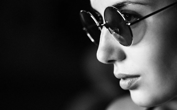 Девушка с очками