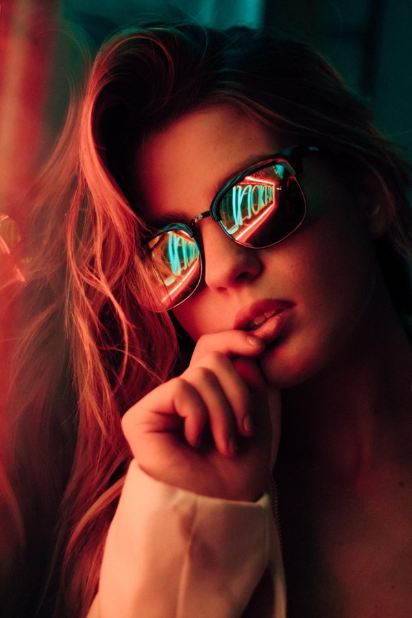 Девушка с очками