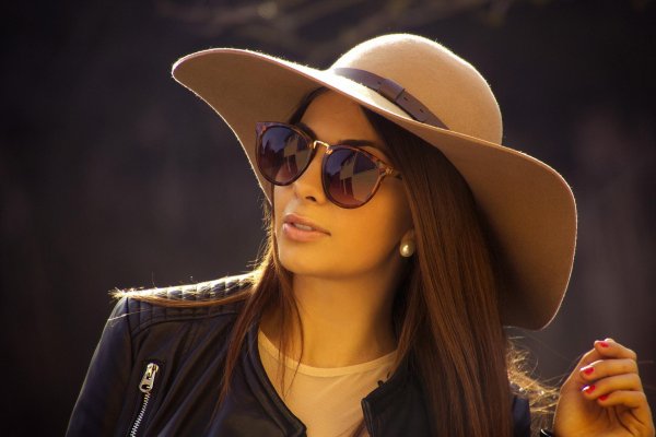 Девушка с очками