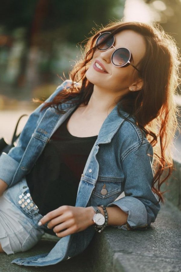 Девушка с очками