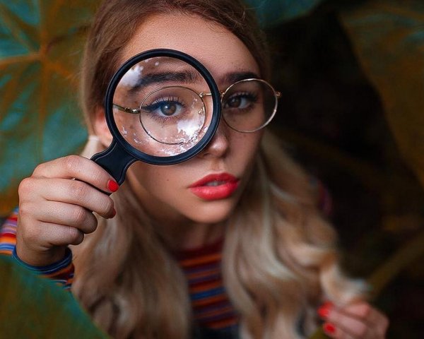 Девушка с очками