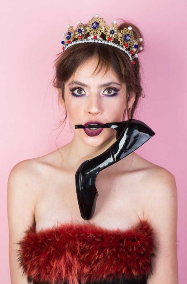 С короной девушка