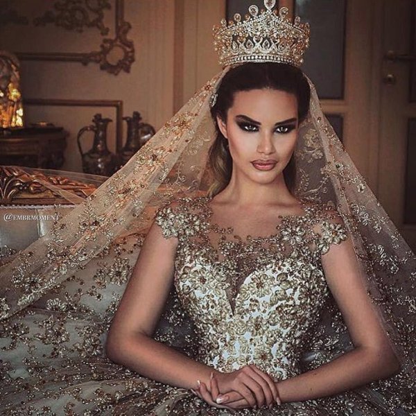 С короной девушка