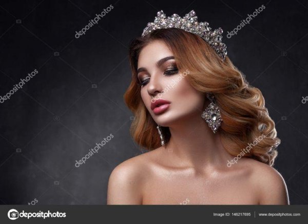 С короной девушка