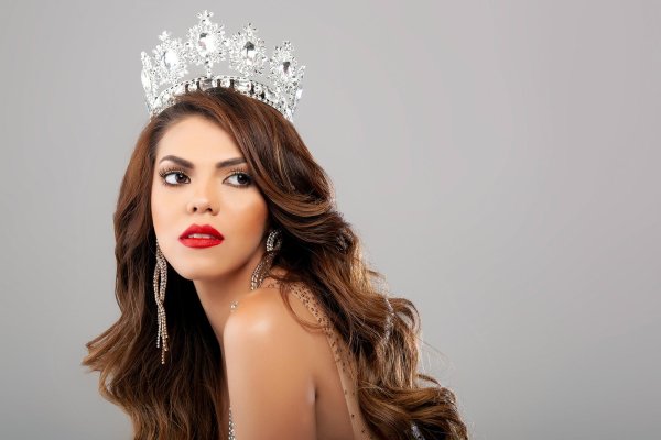 С короной девушка