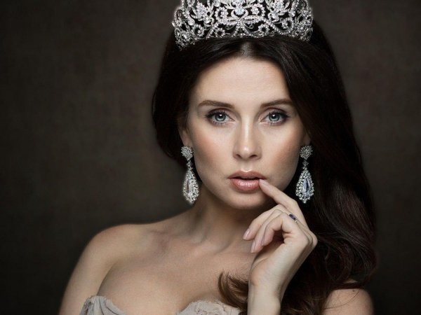С короной девушка