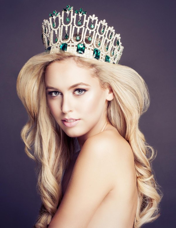 С короной девушка