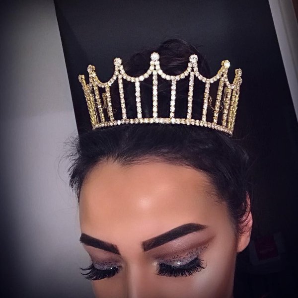 С короной девушка