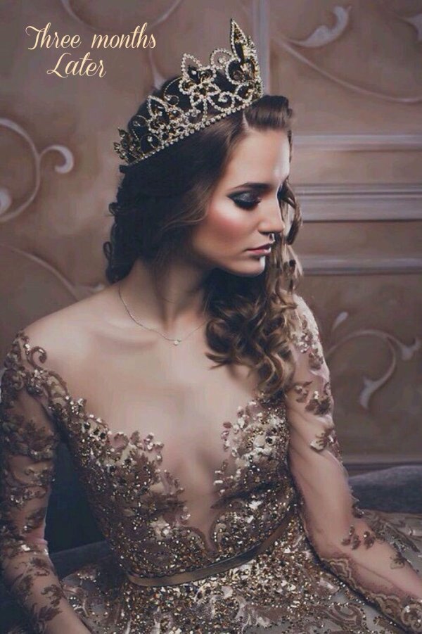 С короной девушка