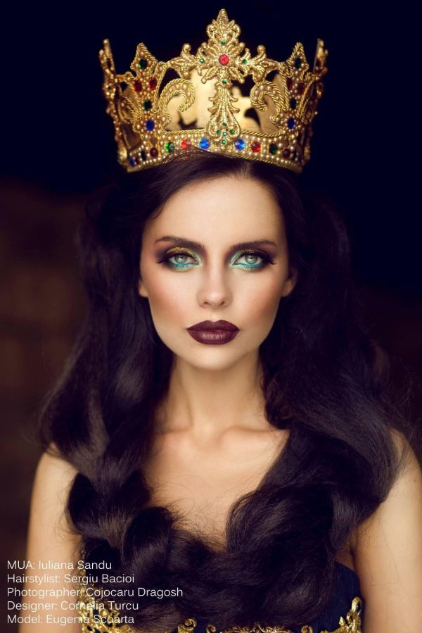 С короной девушка