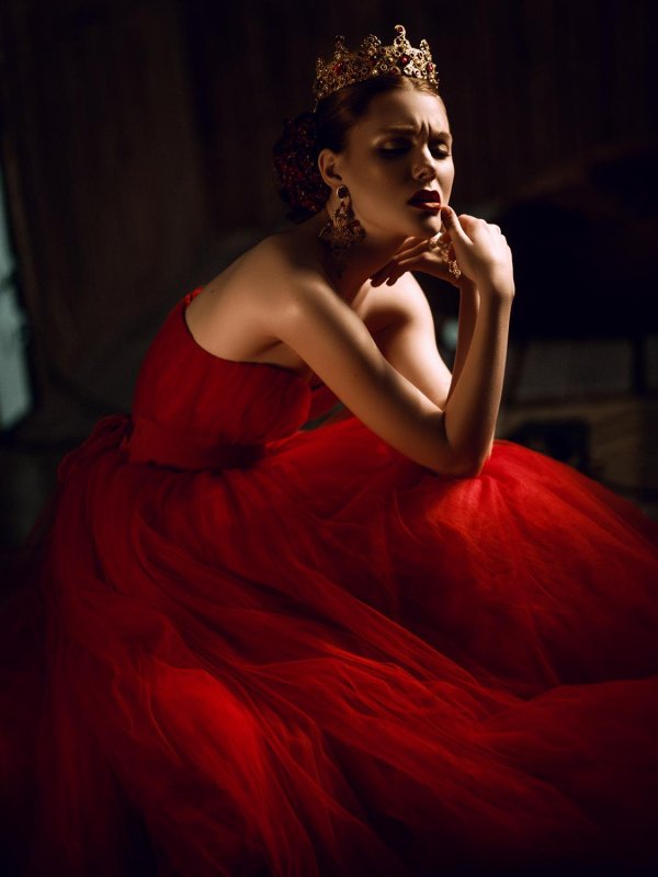 С короной девушка