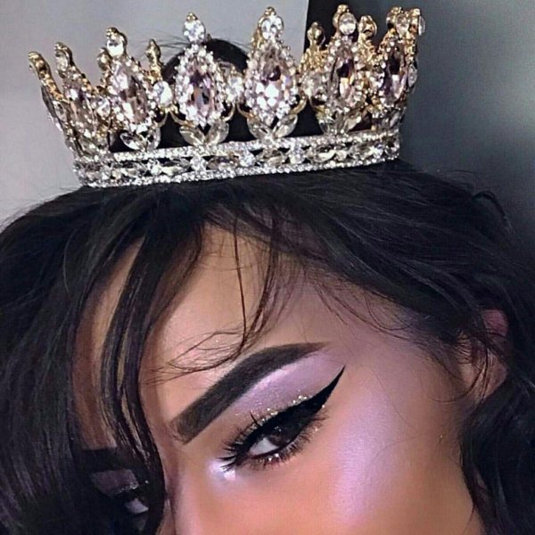 С короной девушка