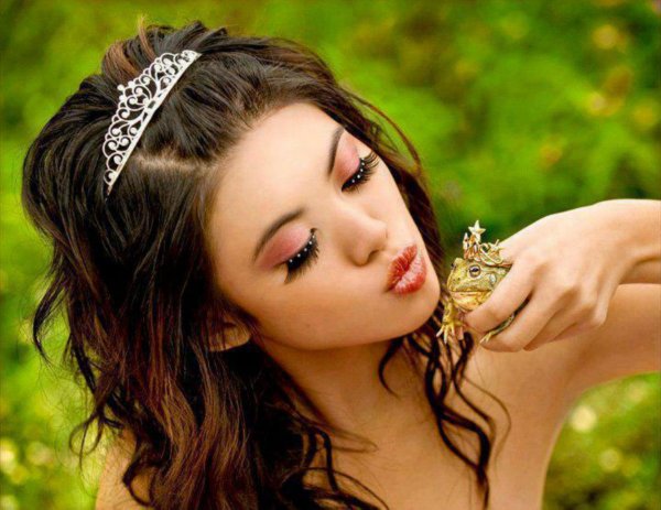 С короной девушка