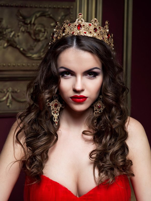 С короной девушка