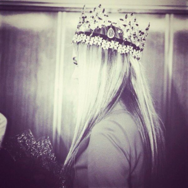 С короной девушка