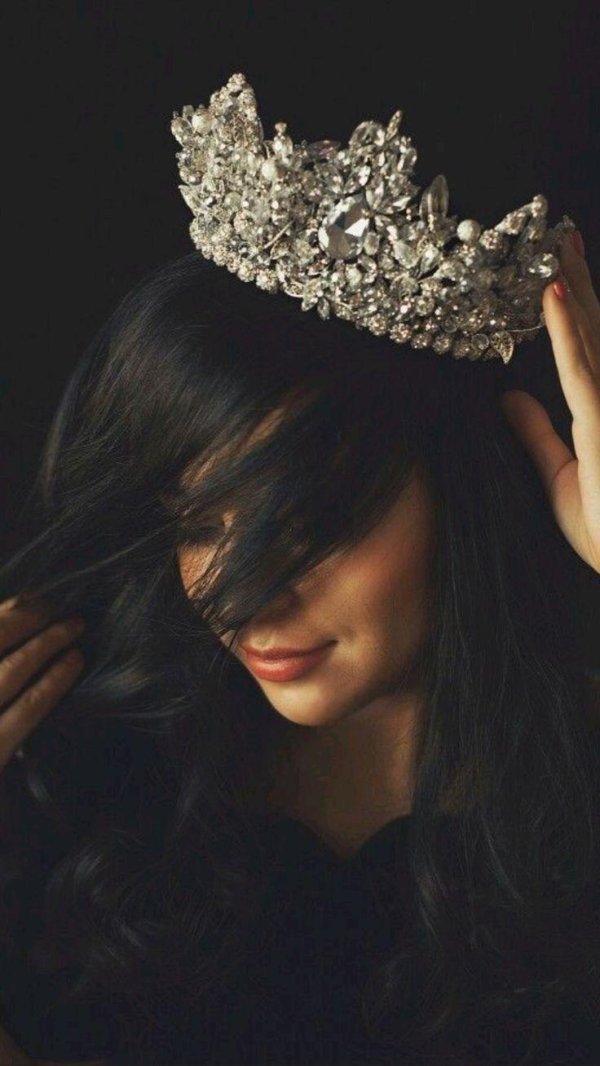 С короной девушка