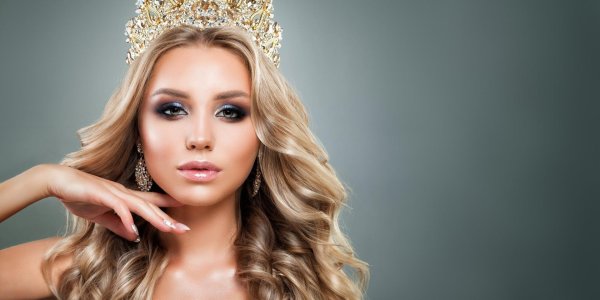 С короной девушка
