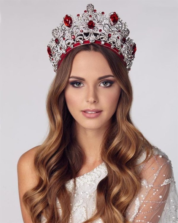 С короной девушка
