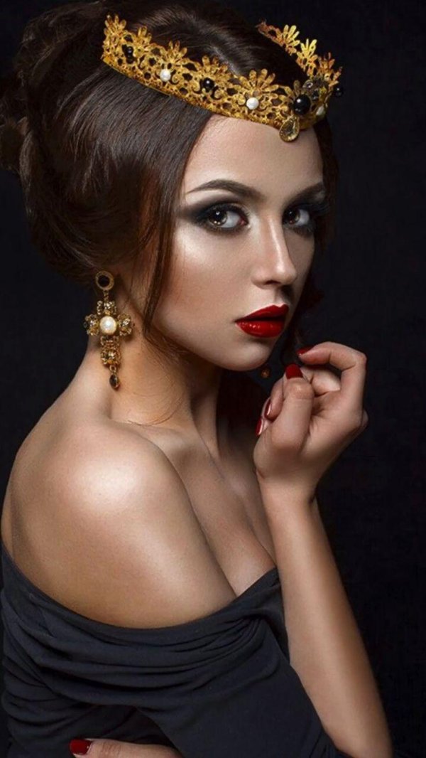 С короной девушка