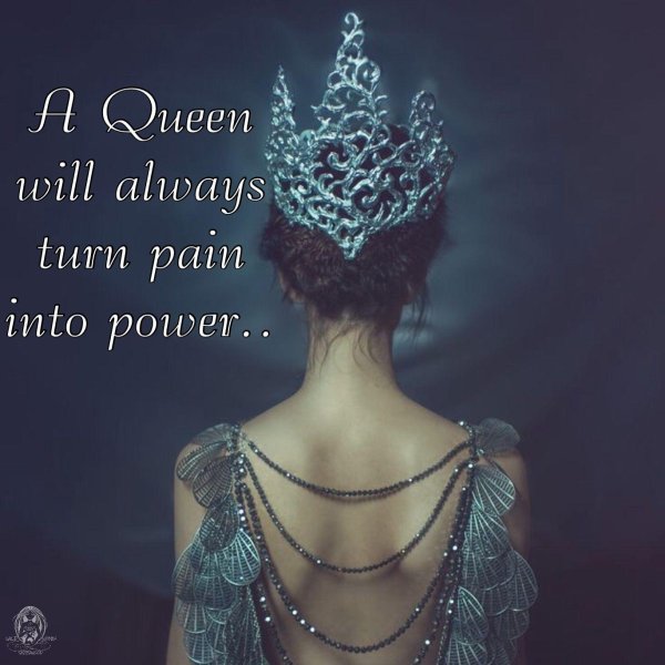 С короной девушка